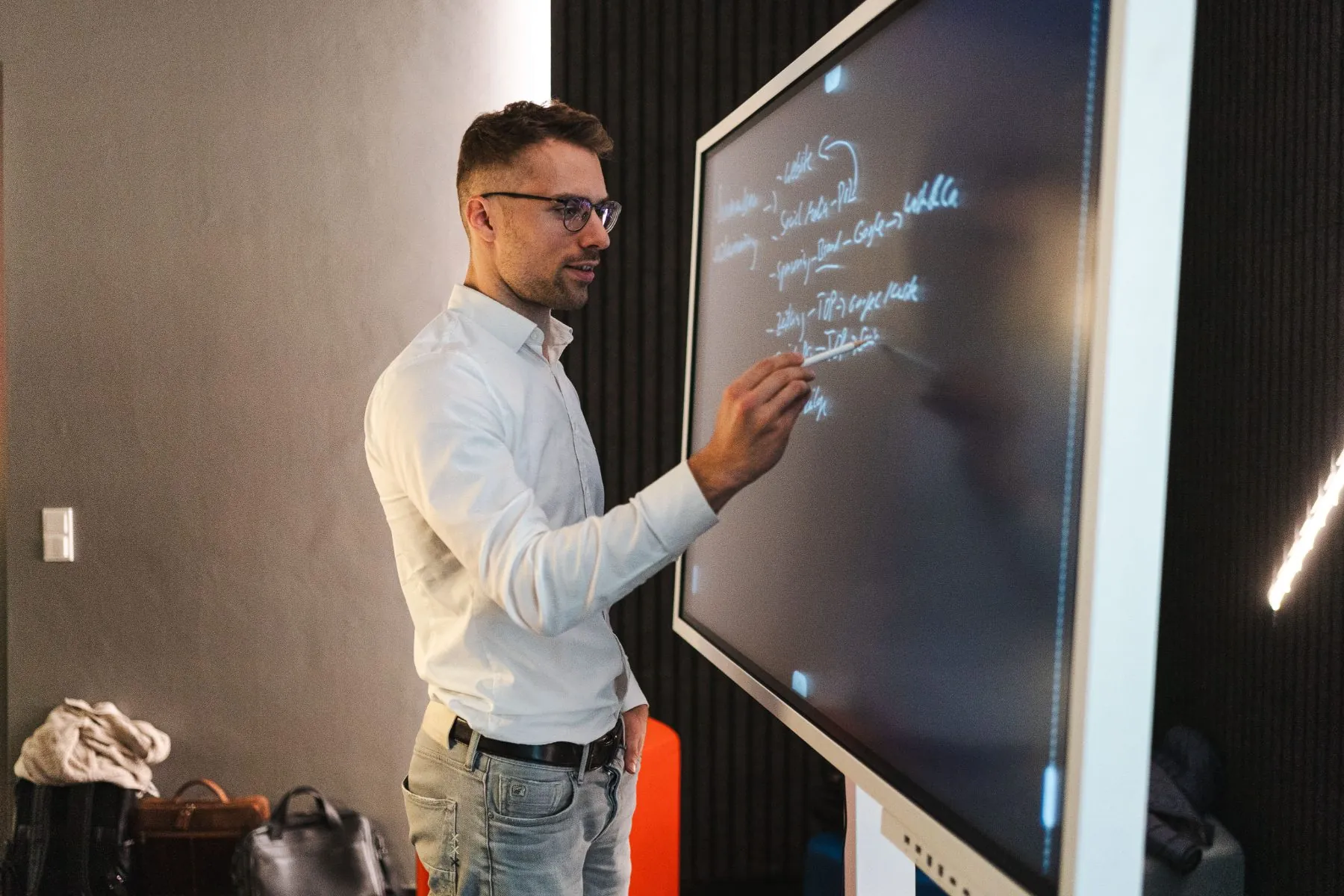 Maxim Burré am Whiteboard