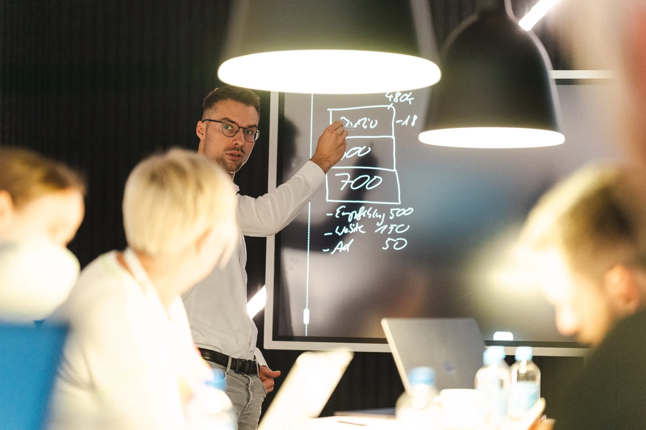 Maxim Burré rechnet im Workshop Zahlen am digitalen Whiteboard vor