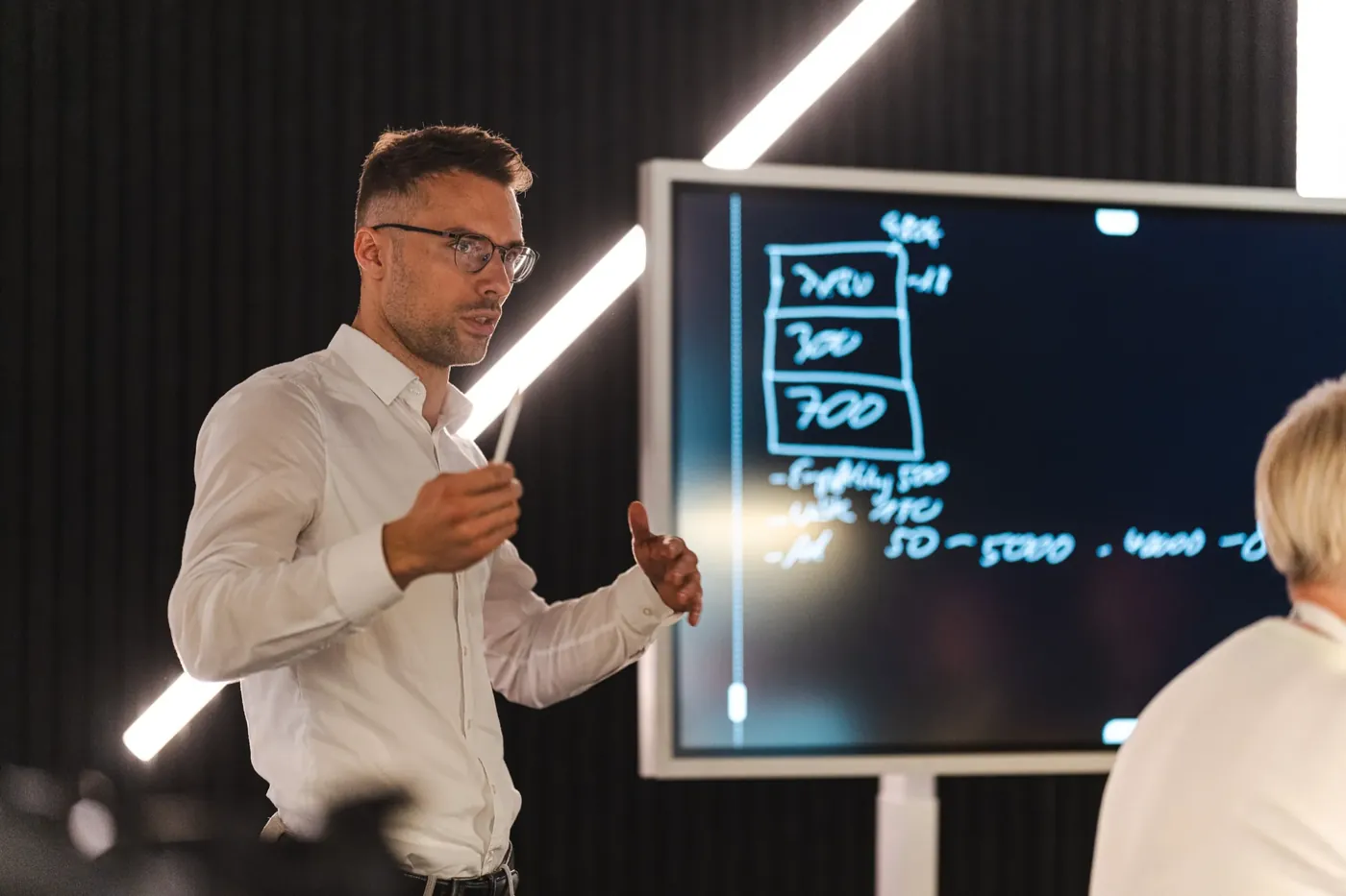 Maxim Burré erklärt eine Kalkulation am Board