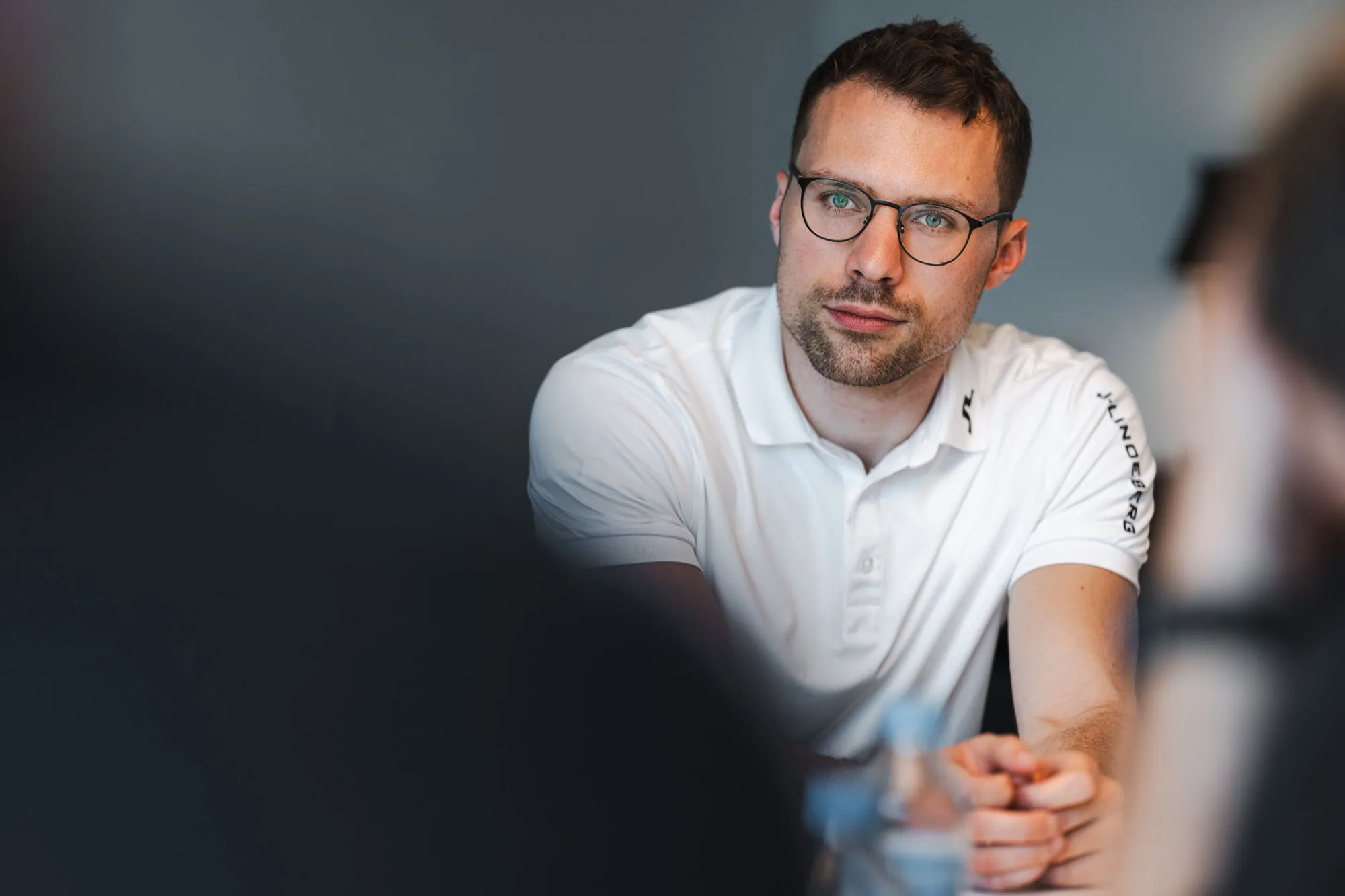 Maxim Burré hört in einem Gespräch zu